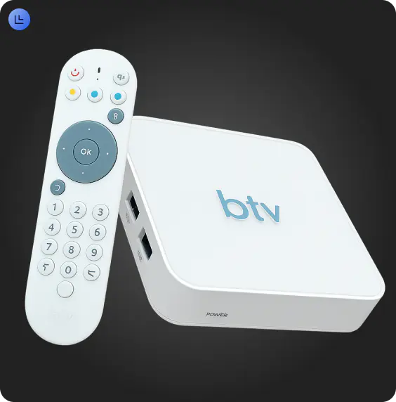 Técnico realizando conserto de aparelho de TV