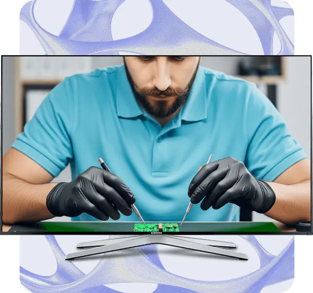 Técnico especializado realizando conserto de TV
